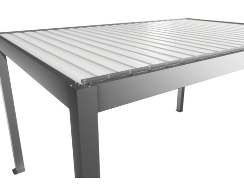 Vue détaillée d'un toit de terrasse avec cadre en aluminium et panneaux translucides