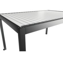 Vue détaillée d'un pavillon avec toit à lamelles