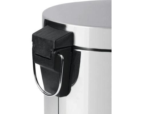 Vue détaillée du couvercle et du mécanisme d'une poubelle à pédale en métal