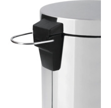 Vue détaillée d'une poubelle à pédale avec pédale et effet métallique