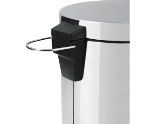 Vue détaillée d'une poubelle à pédale avec pédale et effet métallique