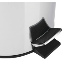 Gros plan d'une poubelle à pédale avec une pédale