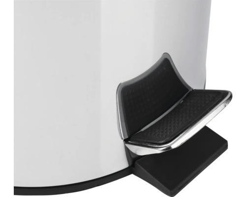 Gros plan d'une poubelle à pédale avec une pédale