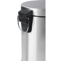 Vue détaillée d'une poubelle à pédale argentée avec une fermeture noire