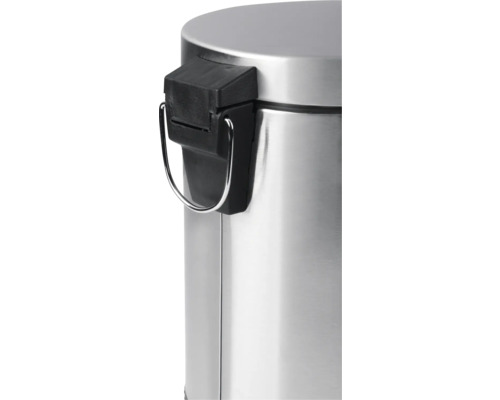 Vue détaillée d'une poubelle à pédale argentée avec une fermeture noire