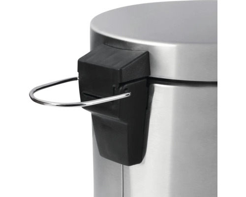 Vue détaillée du couvercle d'une poubelle à pédale avec mécanisme de pédale en métal.