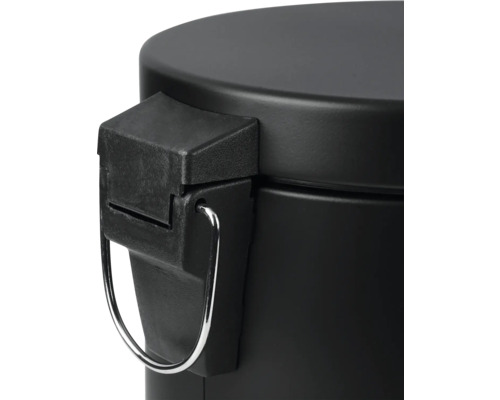 Vue détaillée d'une poubelle à pédale noire avec couvercle et poignée