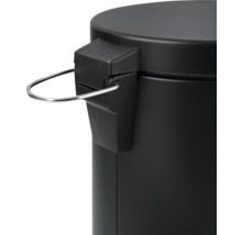 Gros plan d'une poubelle à pédale avec un élément métallique