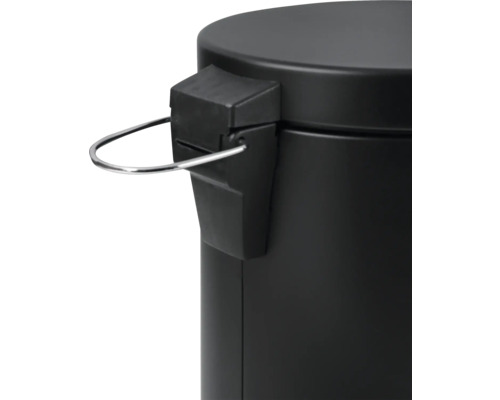 Gros plan d'une poubelle à pédale avec un élément métallique