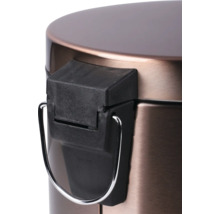 Gros plan d'une poubelle à pédale en métal.