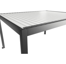 Vue détaillée d'un toit de terrasse gris avec un toit à lamelles.