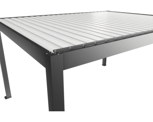 Vue détaillée d'un toit de terrasse gris avec un toit à lamelles.