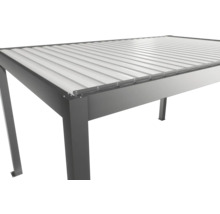 Vue détaillée d'un toit de terrasse gris avec toit à lamelles