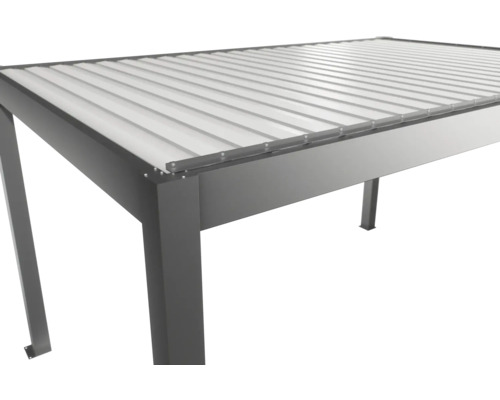 Vue détaillée d'un toit de terrasse gris avec toit à lamelles