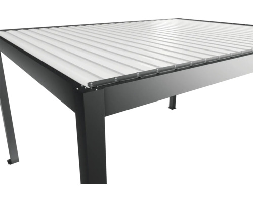 Vue détaillée d'un toit de terrasse noir avec toit à lamelles