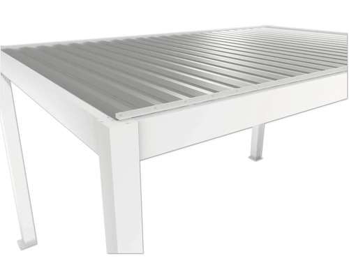 Detailansicht einer Gartenlaube mit Metalldach