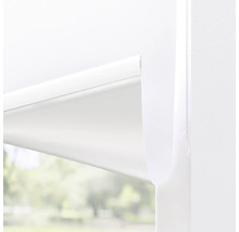 Weisses Rollo am Fenster mit Kettenzug