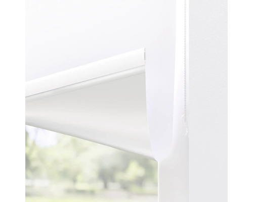 Weisses Rollo am Fenster mit Kettenzug