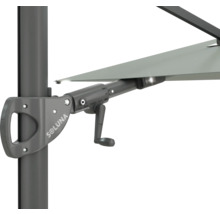 Vue détaillée d'un parasol avec mécanisme à manivelle et logo Soluna