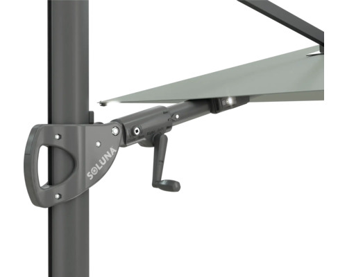 Vue détaillée d'un parasol avec mécanisme à manivelle et logo Soluna