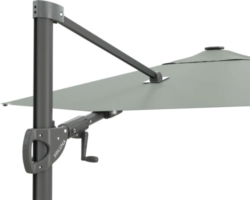 Gros plan d'un parasol Soluna avec mécanisme à manivelle