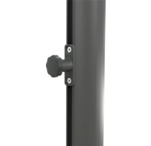 Vue détaillée d'une vis de blocage sur un poteau