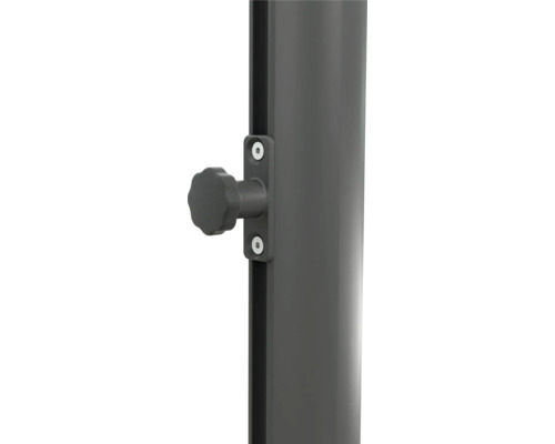 Vue détaillée d'une vis de blocage sur un poteau