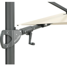 Vue détaillée d'un parasol avec mécanisme à manivelle et logo Soluna