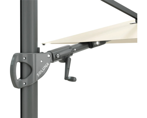 Vue détaillée d'un parasol avec mécanisme à manivelle et logo Soluna