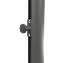 Gros plan d'un pied de parasol avec vis de blocage