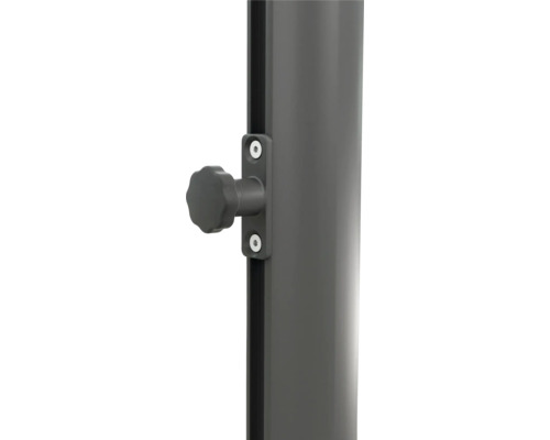 Gros plan d'un pied de parasol avec vis de blocage