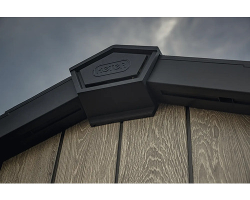 Detailansicht einer Gartenhaus Ecke mit Keter Logo.
