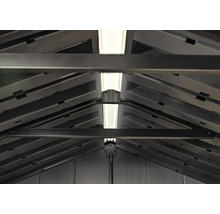 Innenansicht eines Gerätehauses mit Dachsparren und Beleuchtung