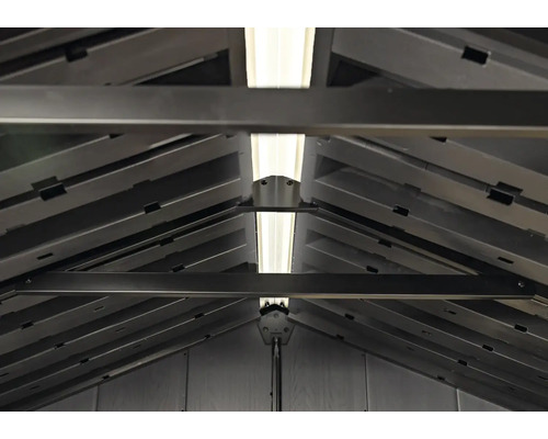 Innenansicht eines Gerätehauses mit Dachsparren und Beleuchtung