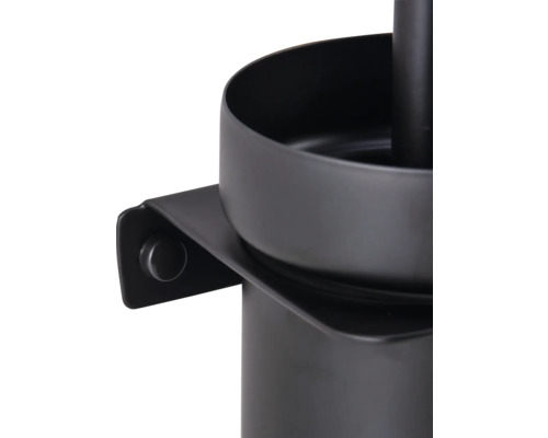 Detailansicht eines schwarzen Kerzenhalters zur Wandmontage.