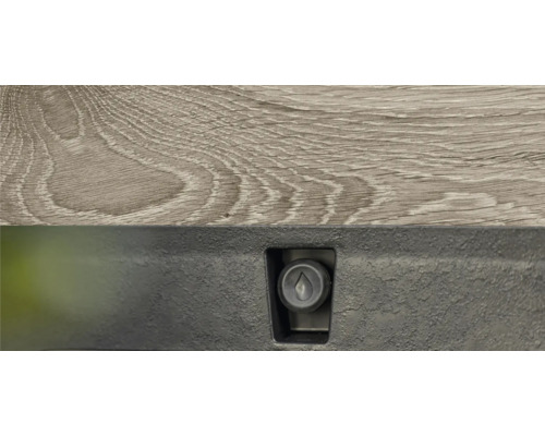 Gros plan d'une surface en bois et d'une valve avec un symbole de goutte