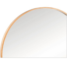 Vue détaillée d'un miroir rond avec cadre en bois