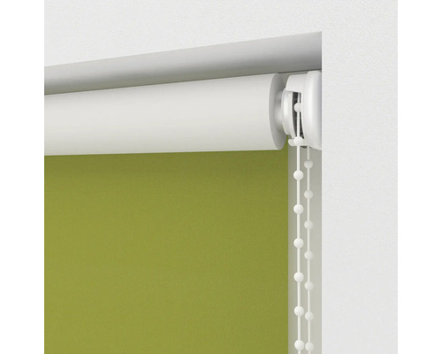 Détail des stores enrouleurs verts avec chaînette