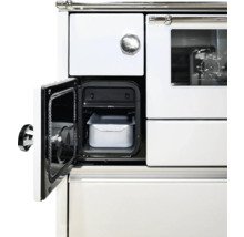 Detailansicht eines weißen Herdes mit geöffneter Tür und herausnehmbarem Behälter