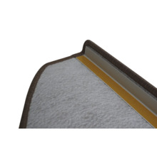 Gros plan d'une marche d'escalier avec moquette