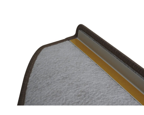 Gros plan d'une marche d'escalier avec moquette