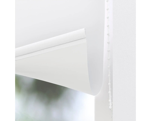 Nahaufnahme eines weißen Rollos mit Bedienkette