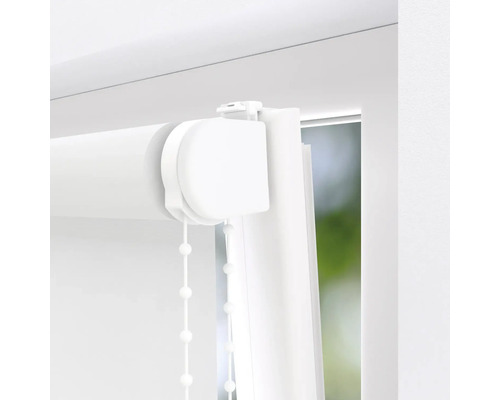 Detailansicht eines weißen Rollos mit Bedienkette am Fenster