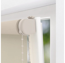 Detailansicht eines Rollos mit Kettenzug am Fenster