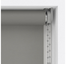 Graues Rollo mit Kettenzug im Fensterrahmen.