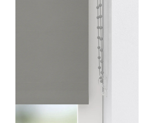 Graue Jalousie mit Kugelkette am Fenster