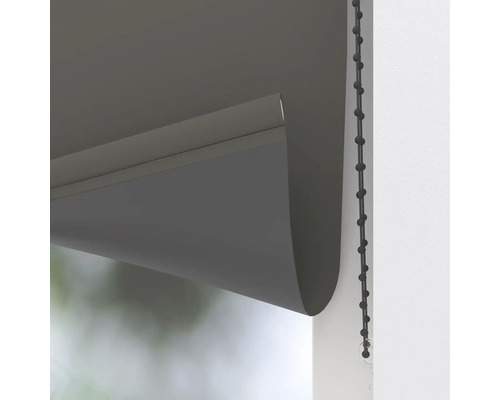 Graues Rollo mit Kettenzug zur Fensterdekoration