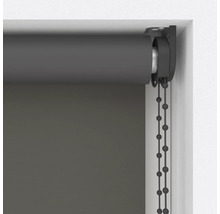 Graues Rollo mit Kettenzug am Fenster