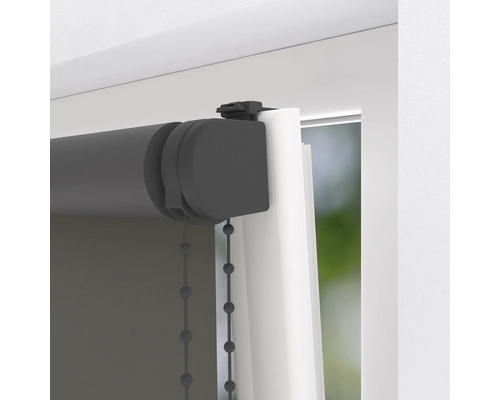 Graues Rollo mit Kettenzug am Fenster