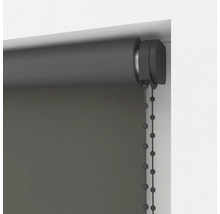 Rollo mit Kettenzug am Fenster